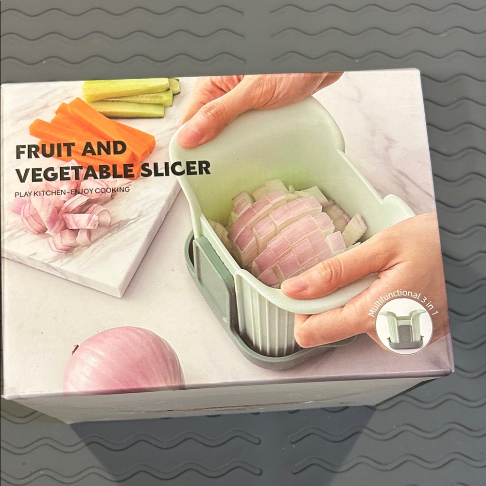 Amazon Green and White Fruit and Vegetable Slicer